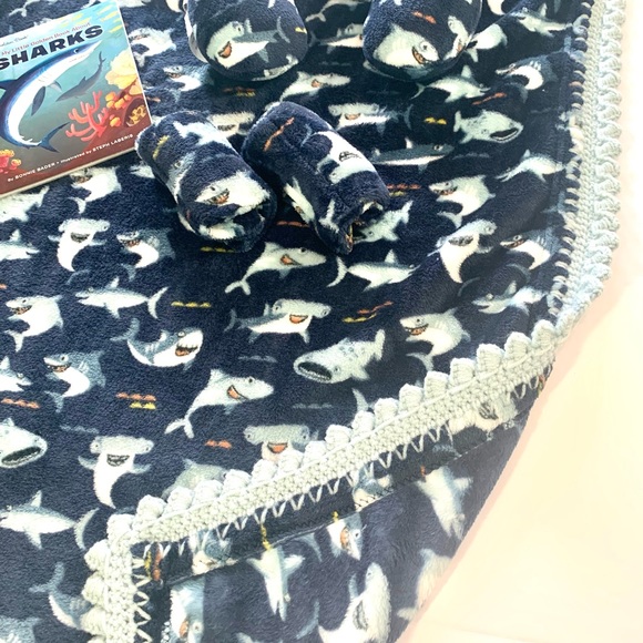 🌺SOLD🌺Sharks Crochet Baby Blanket Gift Set - Picture 5 of 9